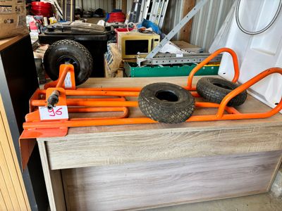 une pile de pneus posée sur une table en bois