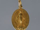 un gros plan d'une médaille d'or sur laquelle figure une femme
