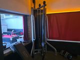 une photo d'une salle de sport donnant sur un parking