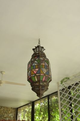 une lampe suspendue au plafond d'une pièce
