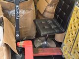 une pile de cartons et d'autres objets dans un garage