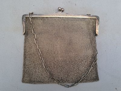 Bourse à mailles en métal argenté, le fermoir à décor gravé …
