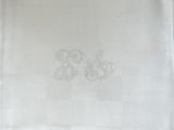 un gros plan d'une serviette de table ornée d'un monogramme