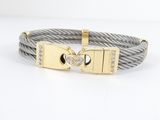 un gros plan d'un bracelet orné d'un cœur