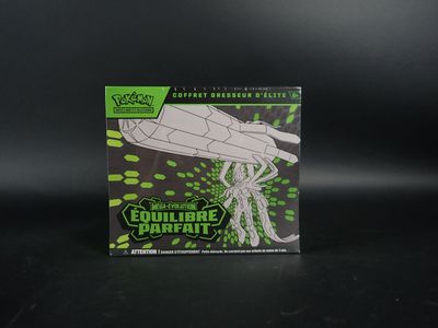 un gros plan d'une boîte en carton sur laquelle repose une main
