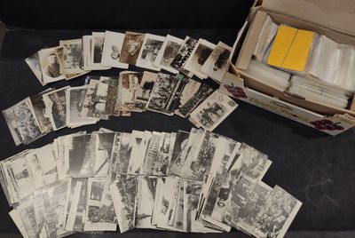 beaucoup de vieilles photos dans une boîte sur la table