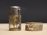 deux types différents d'objets en argent et en or posés sur une table