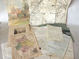 de nombreuses cartes anciennes posées sur la table et des papiers posés sur la table