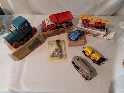 de nombreux types différents de petits trains et de petits camions posés sur une table