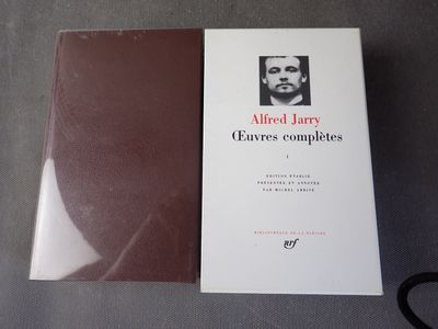 un livre sur lequel figure la photo d'un homme