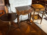une petite table et une petite table d'appoint dans une pièce