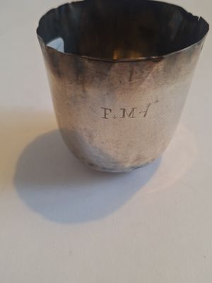une coupe en argent sur laquelle est inscrit le mot « temps »