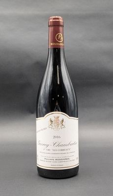 une bouteille de vin posée sur une table