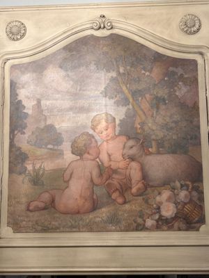 une image d'un tableau sur le mur d'une pièce