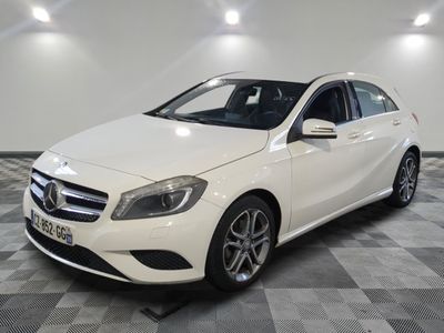 La Mercedes Classe B est garée dans une salle blanche.