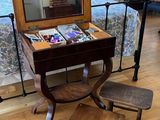 un petit bureau avec un miroir et une chaise dans la pièce