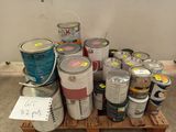 de nombreux pots de peinture posés sur une palette