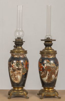 une paire de vases posés sur une table, surmontés de bougies