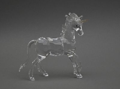 figurine en cristal représentant un cheval sur fond gris