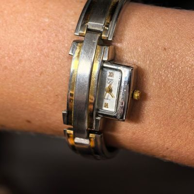 le poignet d'une femme qui porte une montre