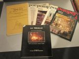 Plusieurs livres sont posés sur une table devant un ordinateur portable