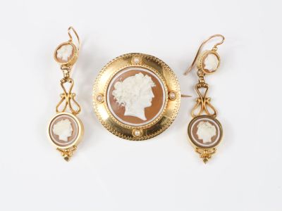 Demi-parure XIXe en or et camée. - Paire de pendants d'oreil…