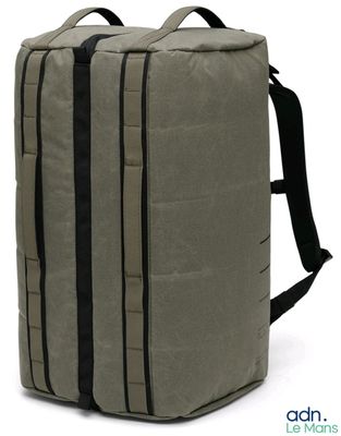 une photo d'un sac à dos posé sur une surface blanche