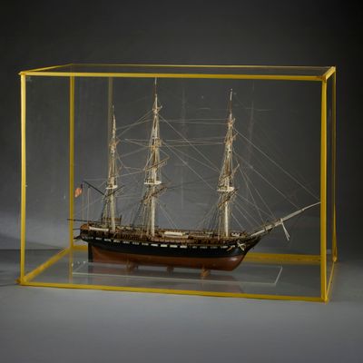 une vieille maquette de bateau dans une vitrine