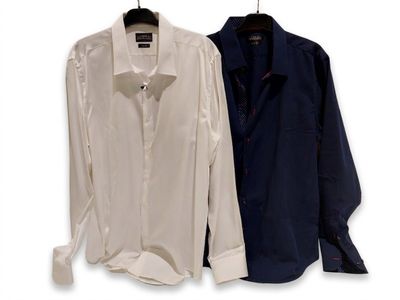 une paire de chemises blanches et bleues suspendues à un portant