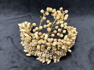 un gros plan sur un bouquet de fleurs posé sur une surface noire