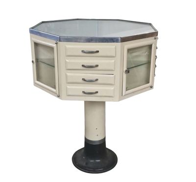 un lavabo sur pied surmonté d'une vitrine en verre