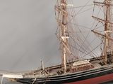 une maquette de bateau exposée sur une table