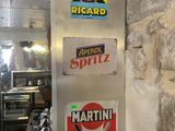 de nombreux autocollants sur le mur d'un restaurant