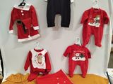 beaucoup de vêtements pour bébés exposés sur un lit