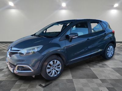 une voiture grise est garée sur le sol à carreaux d'un garage