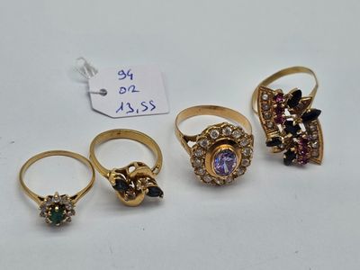 trois bagues en or ornées de pierres de différentes couleurs et une étiquette de prix