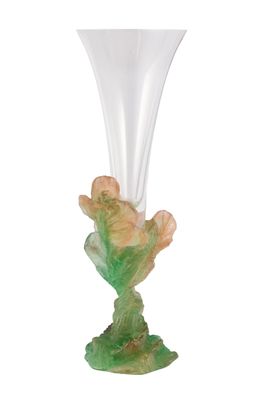 un vase en verre orné d'un motif vert et jaune