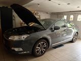 une photo d'une voiture dont le capot est ouvert, dans un garage