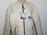 une veste posée sur un mannequin, avec une étiquette portant un nom