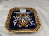 une image représentant une assiette bleue et jaune ornée d'un motif
