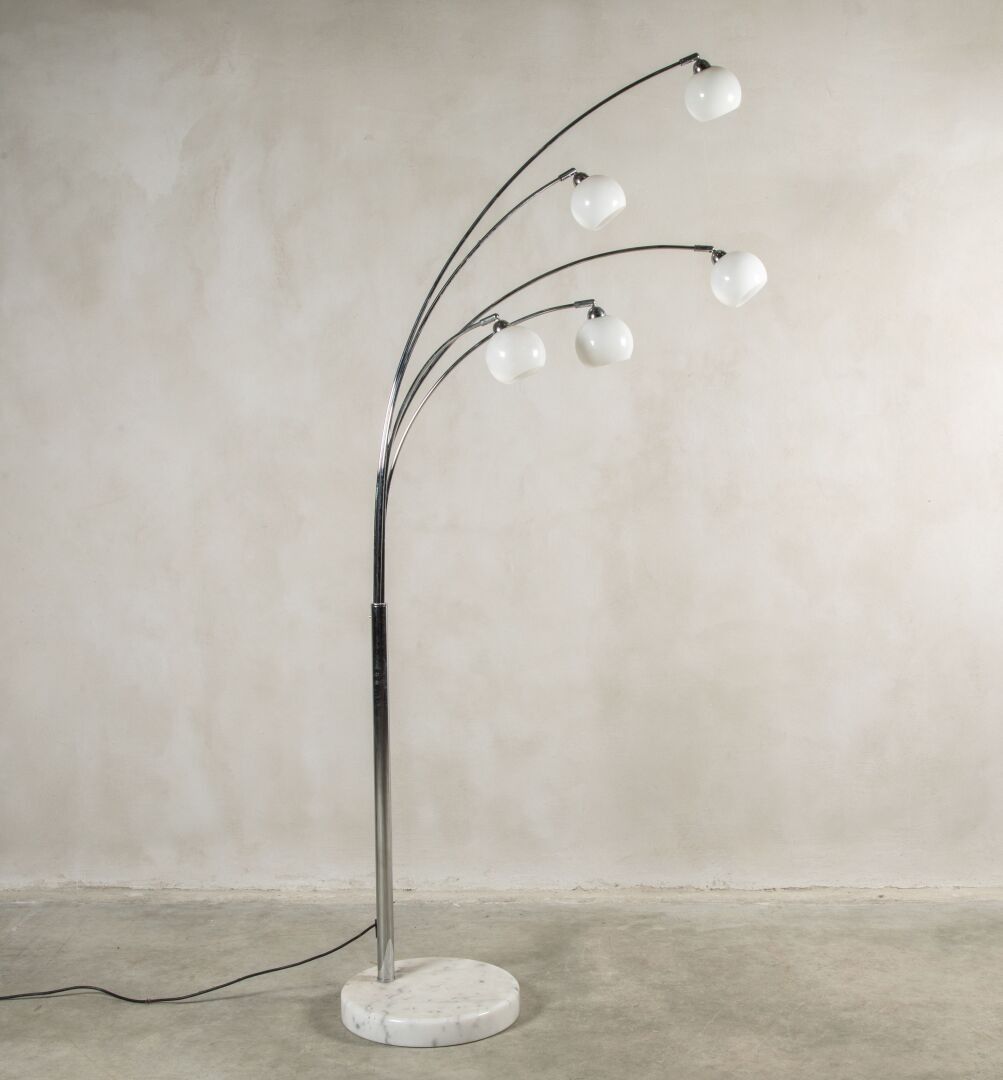Lampadaire à cinq bras de lumière orientables, en verre et m…