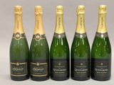 six bouteilles de champagne sont alignées
