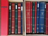 beaucoup de livres qui traînent sur une étagère