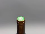 une bouteille de vin avec une étiquette verte