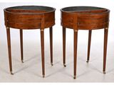 paire de tables d'appoint rondes en acajou avec des plateaux en marbre noir