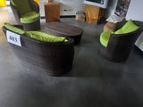 une image d'un salon avec beaucoup de meubles