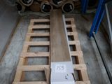 une palette en bois portant un numéro, dans un entrepôt