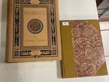 un vieux livre à la couverture dorée posé sur une table blanche