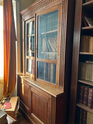 une bibliothèque remplie de livres dans une pièce