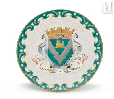 une image représentant une assiette sur laquelle figurent des armoiries et une couronne